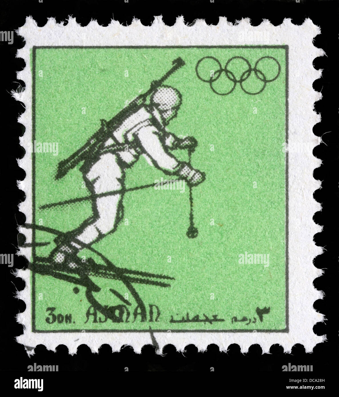 Timbro stampato in Ajman mostra biathlonist, circa 1972 Foto Stock