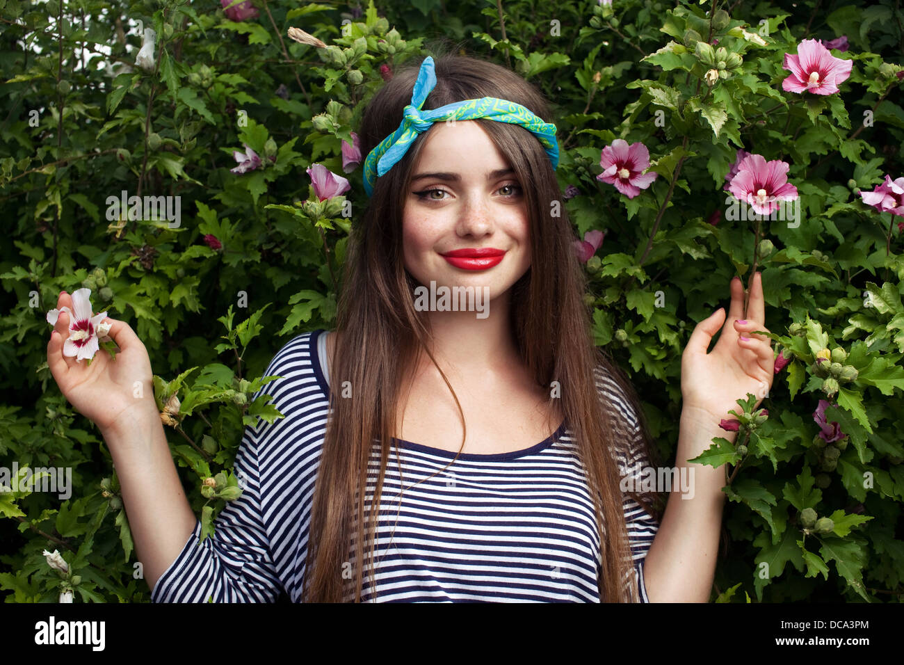 Adolescente alla moda modello con fazzoletto in posa sui fiori BG Foto  stock - Alamy