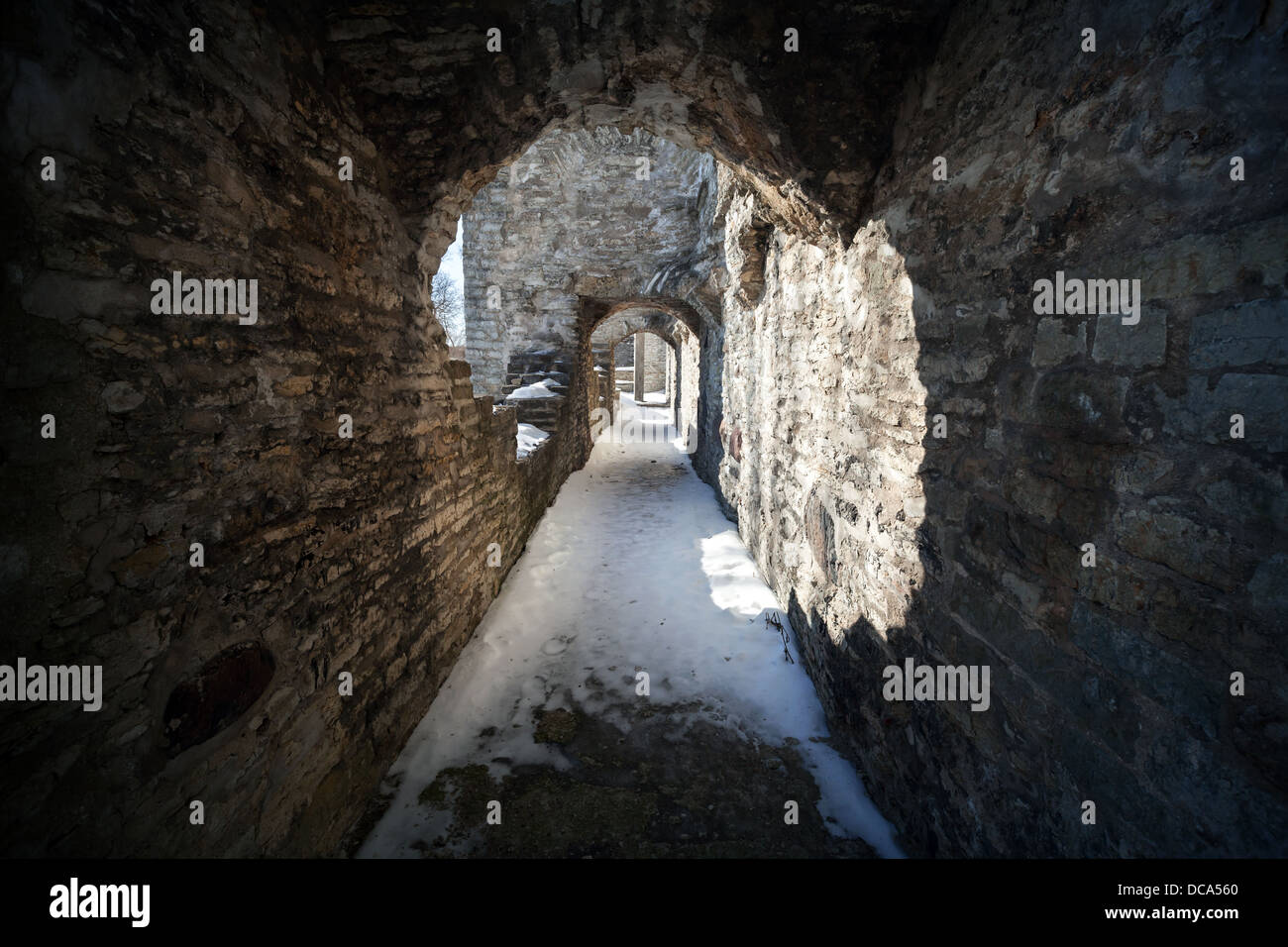 Vecchia fortezza in pietra pietra scura prospettiva di tunnel Foto Stock