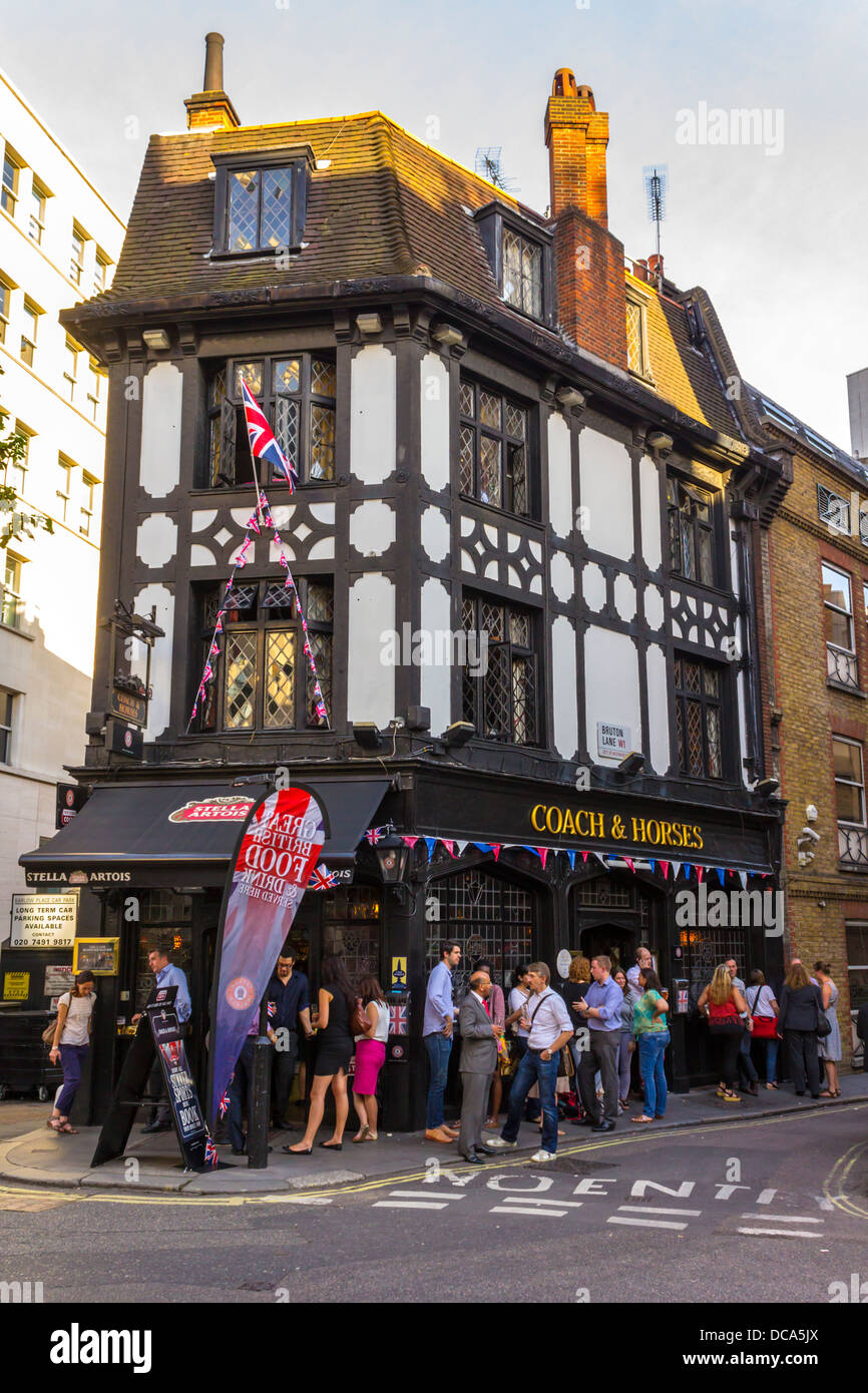 Il Coach & Horses Pub di Mayfair, Londra, Regno Unito. Il tradizionale edificio è circondato da un'architettura moderna. Foto Stock