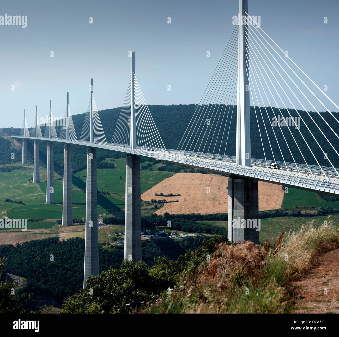 Il viadotto di Millau (francese: le Viaduc de Millau, è un cavo-alloggiato ponte che attraversa la valle del fiume Tarn vicino a Millau Foto Stock