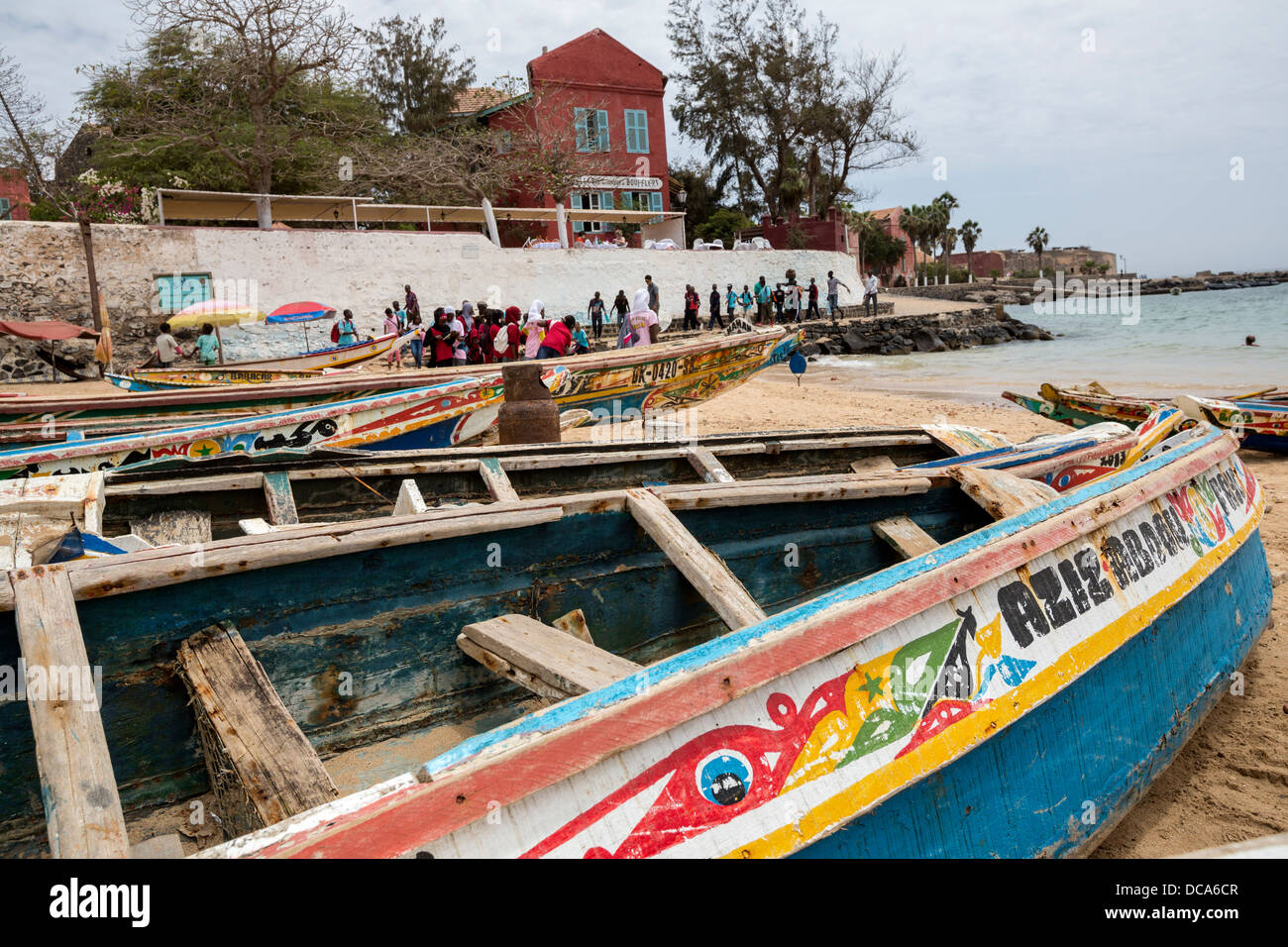 Barche sulla spiaggia, isola di Goree, Senegal. Foto Stock