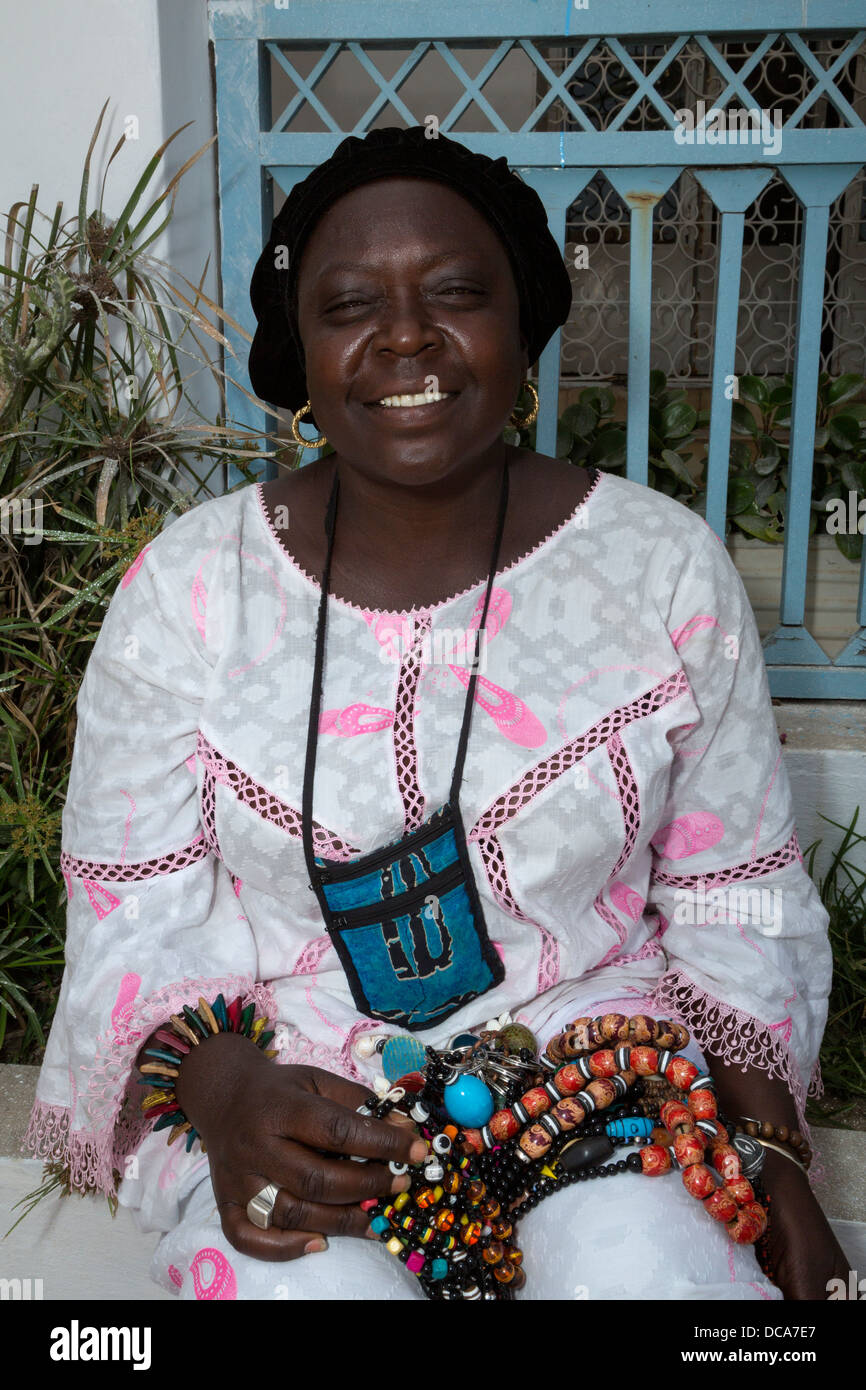 La donna senegalese di vendita collane di perle, isola di Goree, Senegal  Foto stock - Alamy