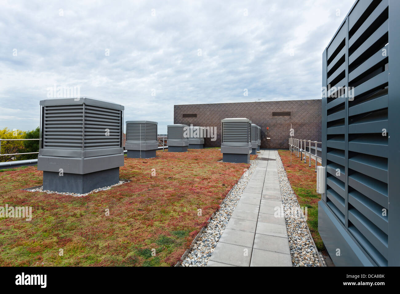 Monodraft louvre ventilazione e Sedum tetto verde su Notting Hill Ealing High School. Foto Stock