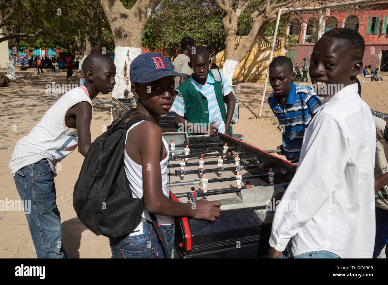 Ragazzi senegalesi giocando Fussball, isola di Goree, Senegal. Foto Stock