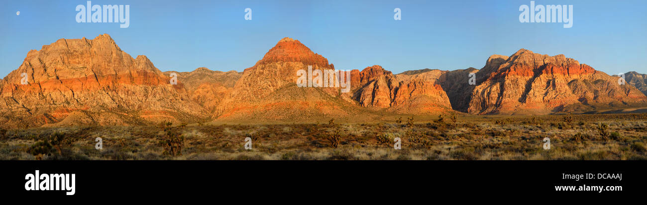 Drammatica vista di Red Rock Canyon in Nevada a sunrise che mostra la luna ancora in cielo Foto Stock