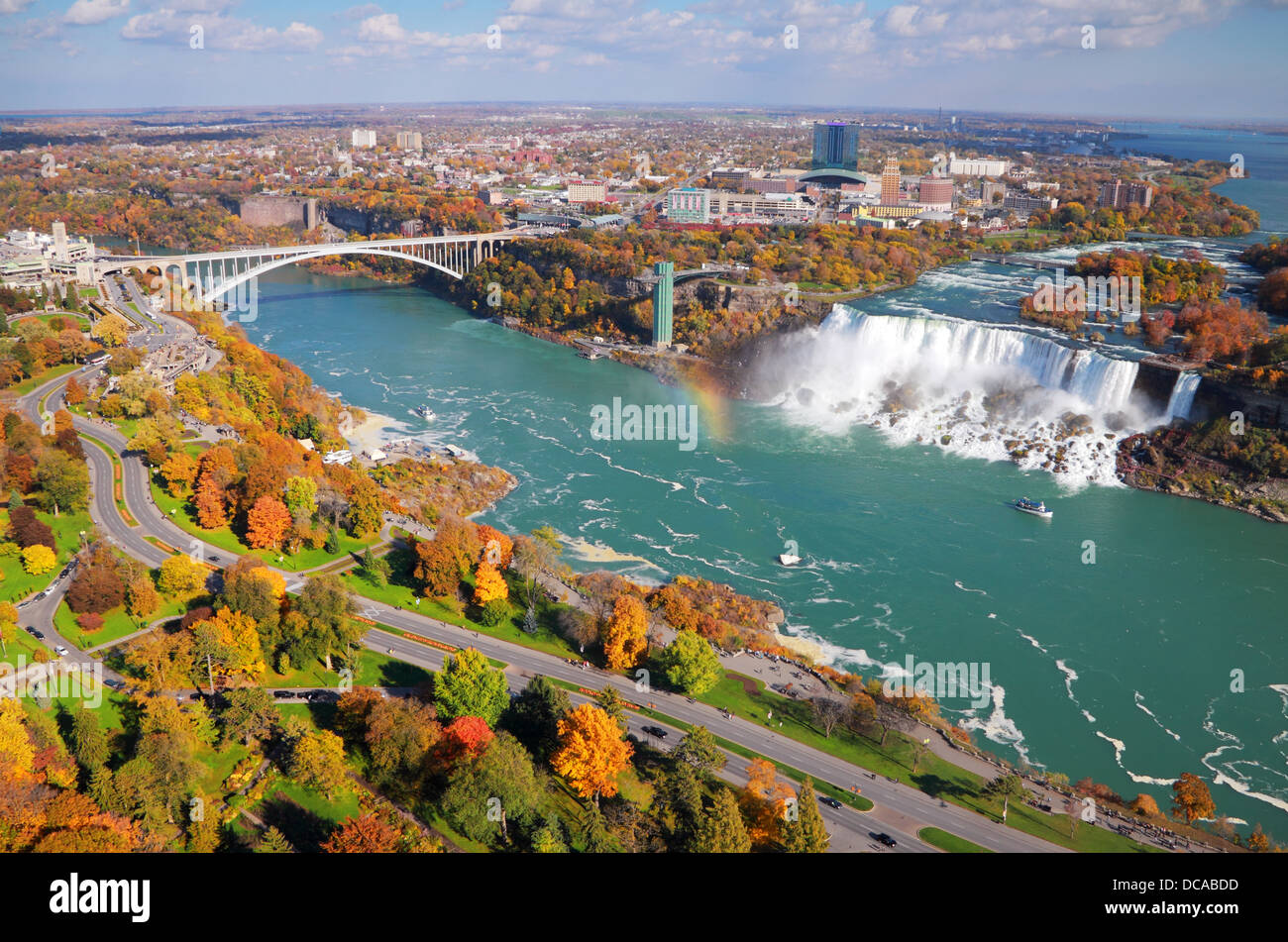 Scenic vista aerea di Americano delle Cascate del Niagara e il fiume con un ponte di arcobaleno il collegamento di Ontario e lo stato di New York Foto Stock