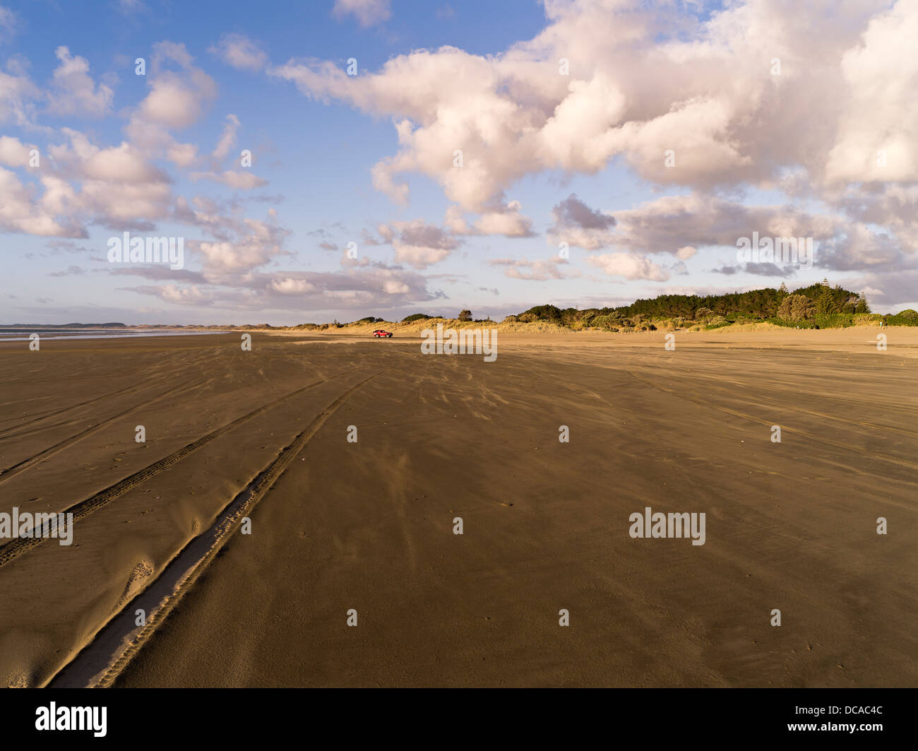 dh Ninety Mile Beach AHIPARA NUOVA ZELANDA sabbia spiaggia dune auto rossa pneumatici marchi strada costiera isola del nord Foto Stock