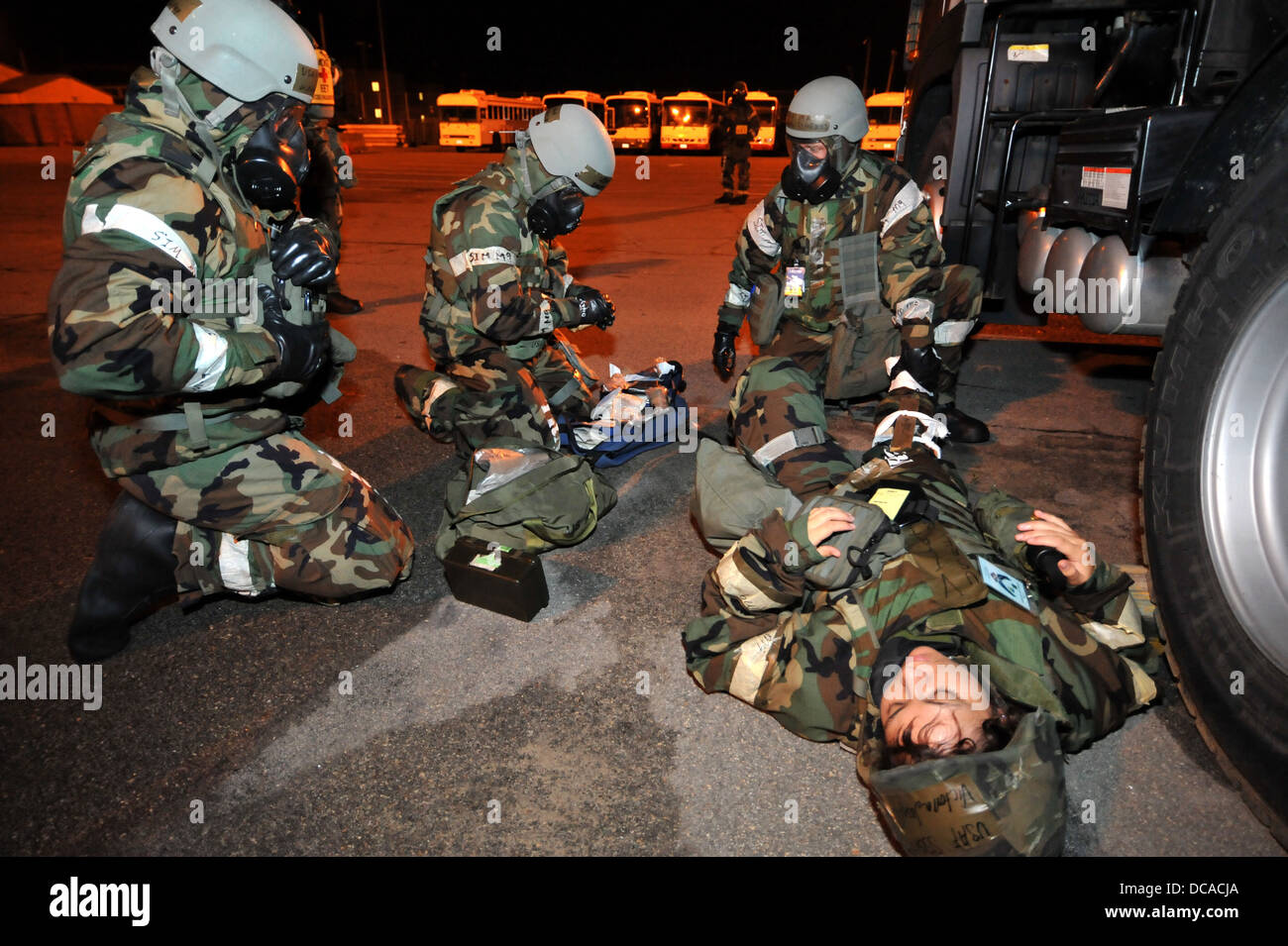 Prima ai soccorritori di isolare e analizzare le ferite sul personale Sgt. Victoria Giuseppe, Ingegneria Civile Squadron stati, un ruolo di giocatore Foto Stock