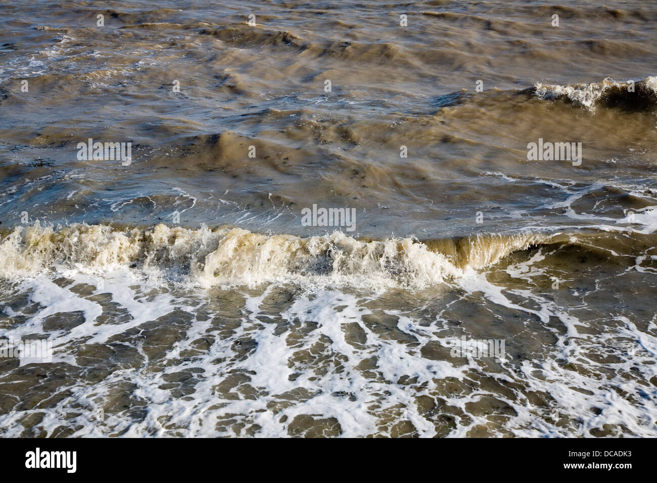 Increspato Mare del Nord ad alta marea di onde che si infrangono Foto Stock