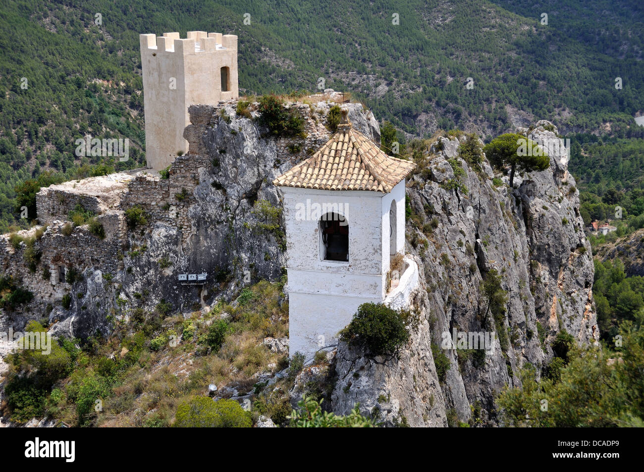 Guadalest è un piccolo villaggio ,famosa per il suo castello e torre campanaria. Si tratta di uno dei più visitati luoghi sulla Costa Blanc Foto Stock