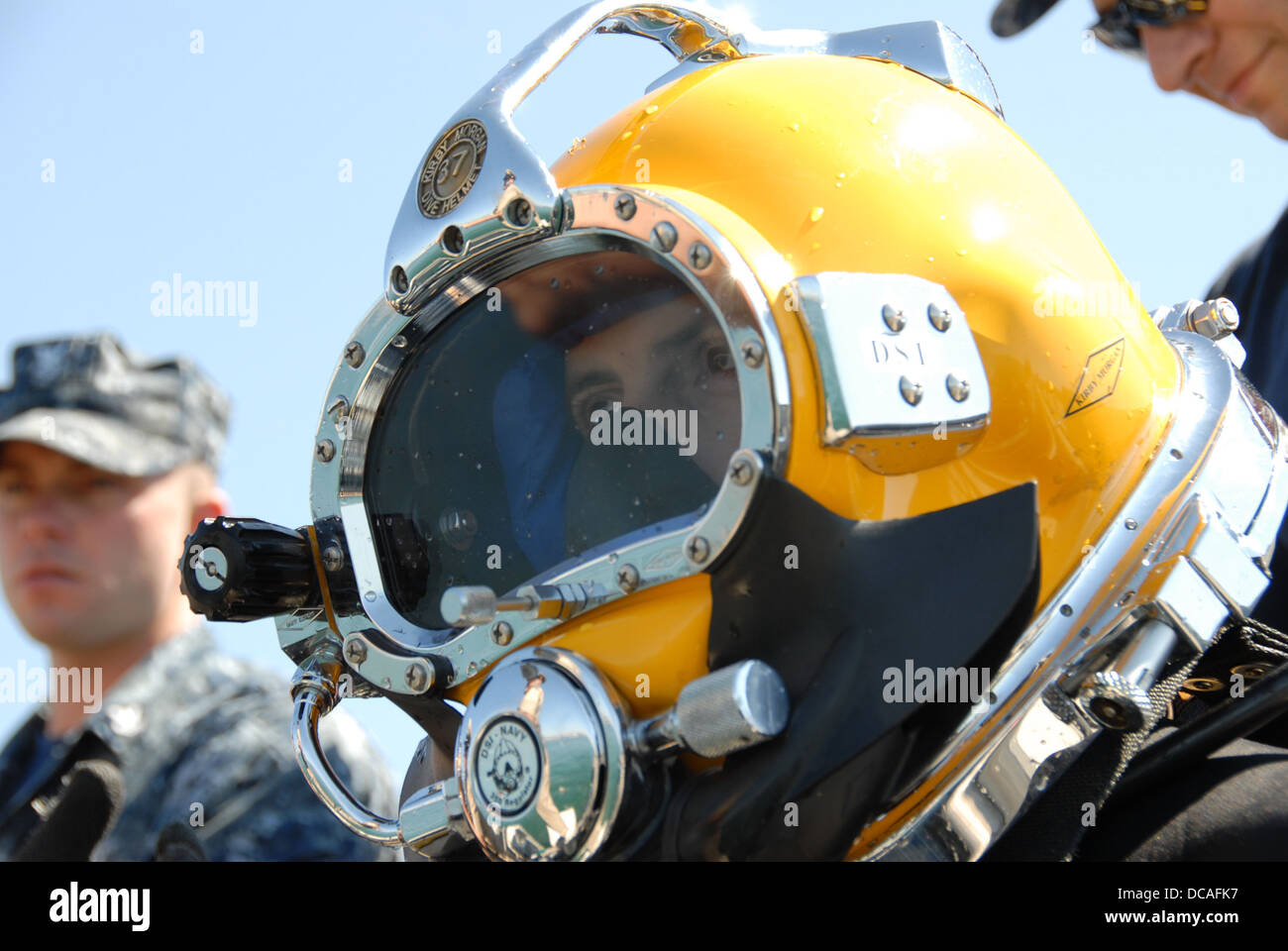 Navy Diver 2a classe James Shafer, assegnati alla riserva di salvataggio sottomarino il comando, controlli la sua KM-37 casco prima di un allenamento e r Foto Stock