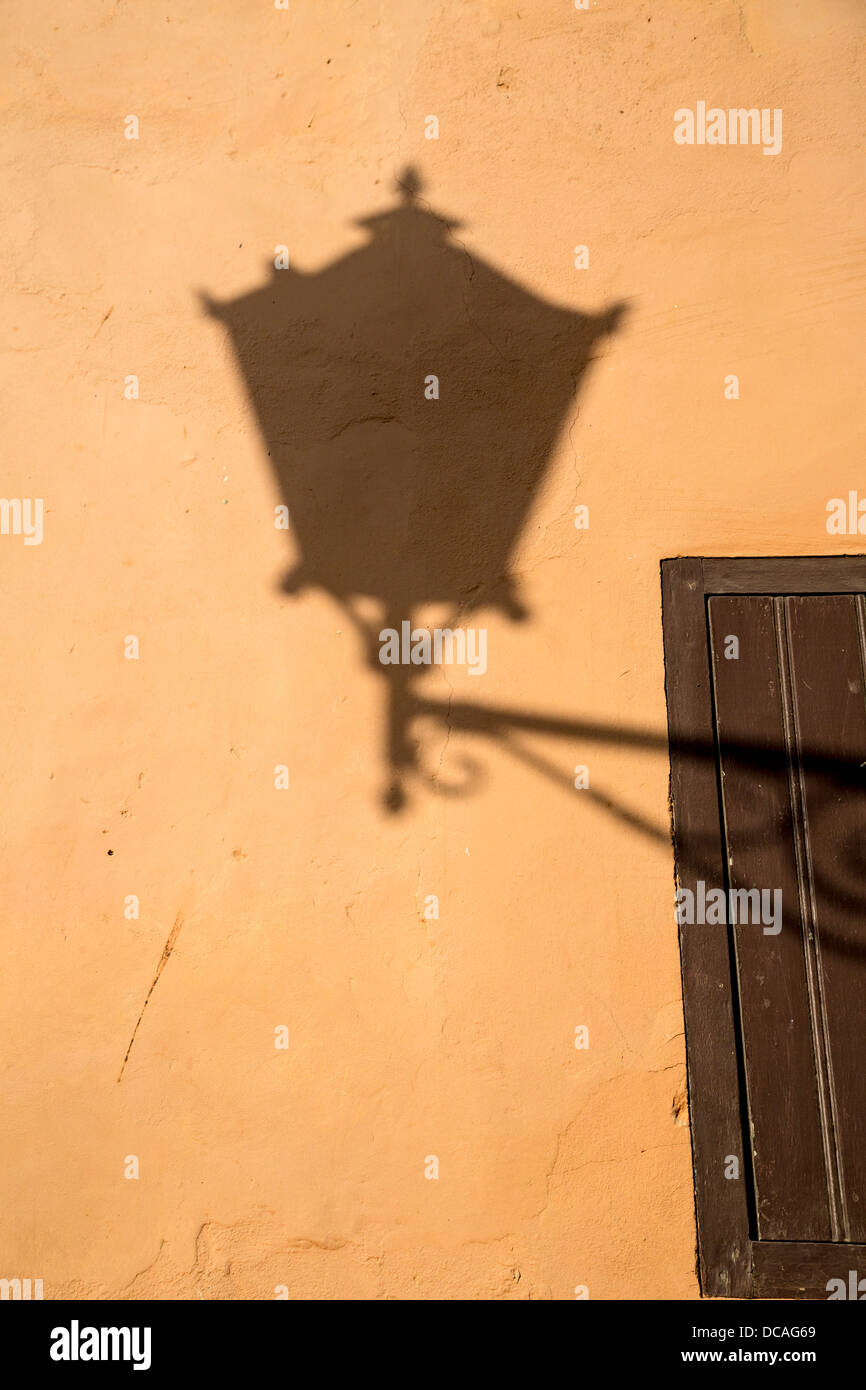 Ombra di un lampione, isola di Goree, Senegal. Foto Stock