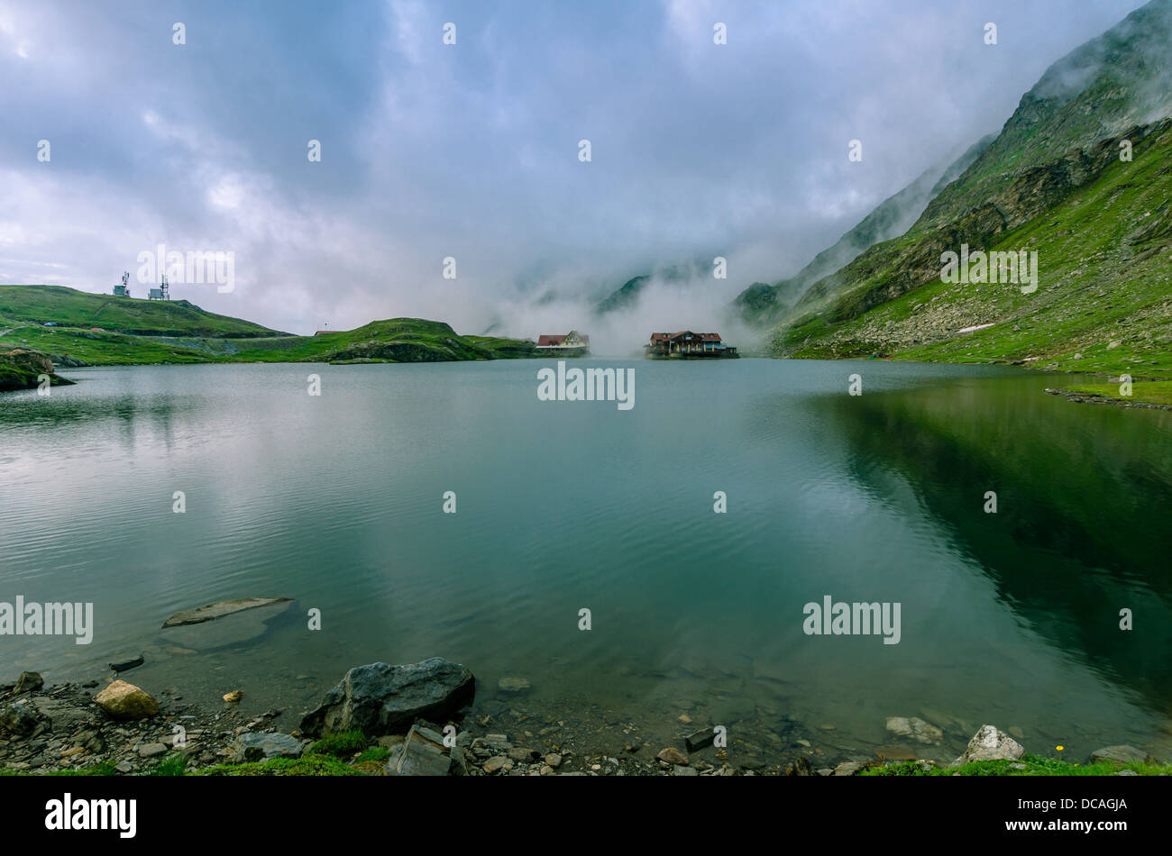 Lago Balea caban situato sulla parte superiore della strada transfagarasan Foto Stock
