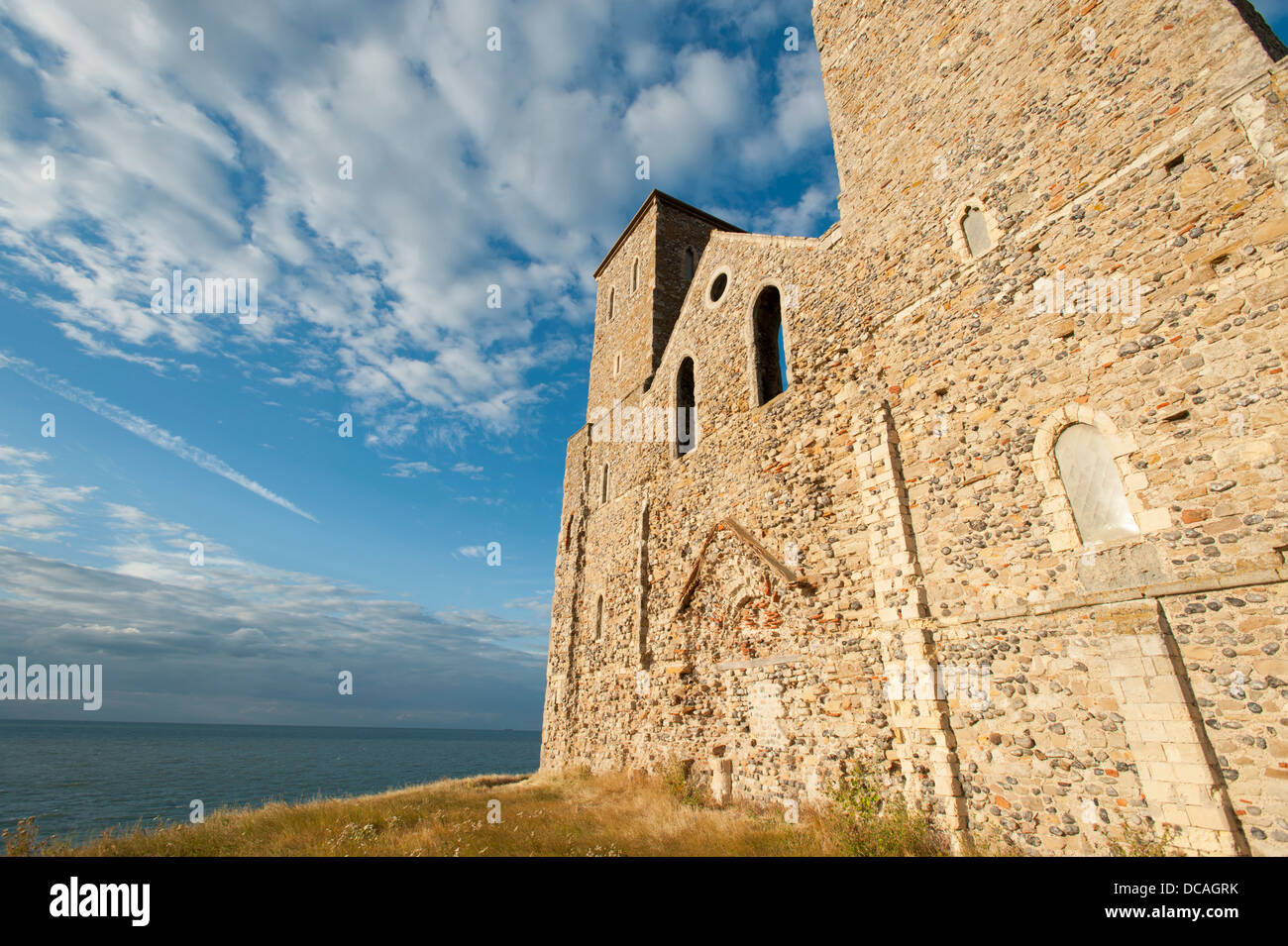 Resti della vecchia chiesa a Reculver, vicino a Herne Bay in Kent, Regno Unito. Foto Stock