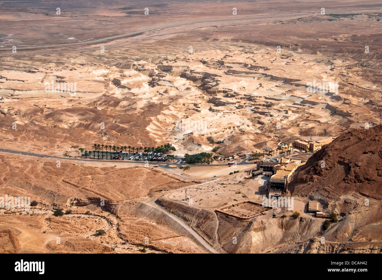 Località turistica nel deserto Judaean alla base della montagna sono stati Masada fortezza fu costruita da Erode il Grande Foto Stock