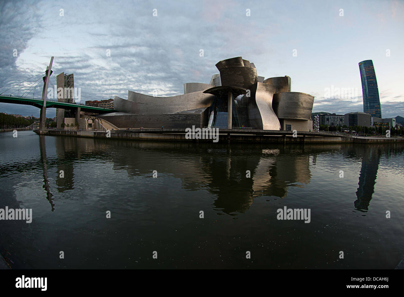 Guggenheim di Bilbao in Spagna al cadere della notte Foto Stock