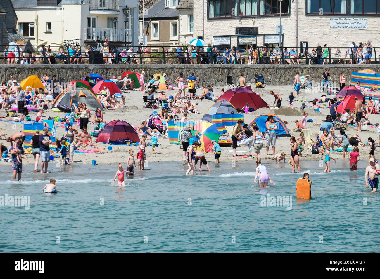 I turisti sulla spiaggia di Looe in Cornovaglia. Foto Stock