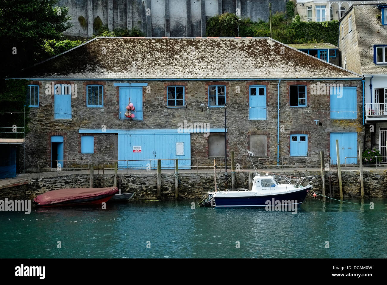 Un vecchio magazzino in costruzione sulla banchina in West Looe in Cornovaglia. Foto Stock