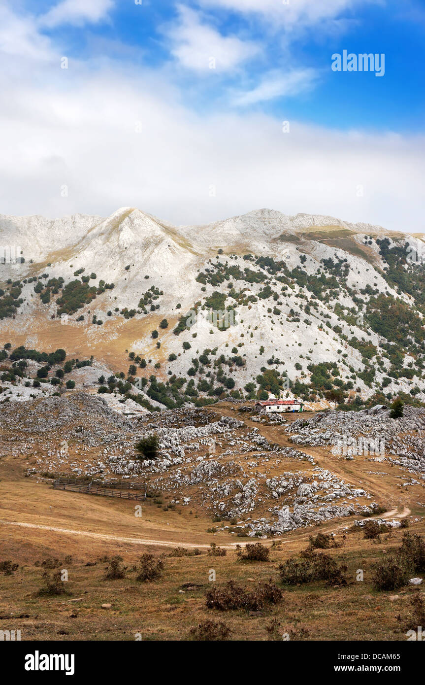 Una casa di Aizkorri parco naturale, nel Paese Basco. Foto Stock