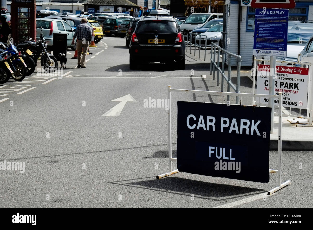 Un Parcheggio Auto Full firmare in un parcheggio a Looe in Cornovaglia. Foto Stock