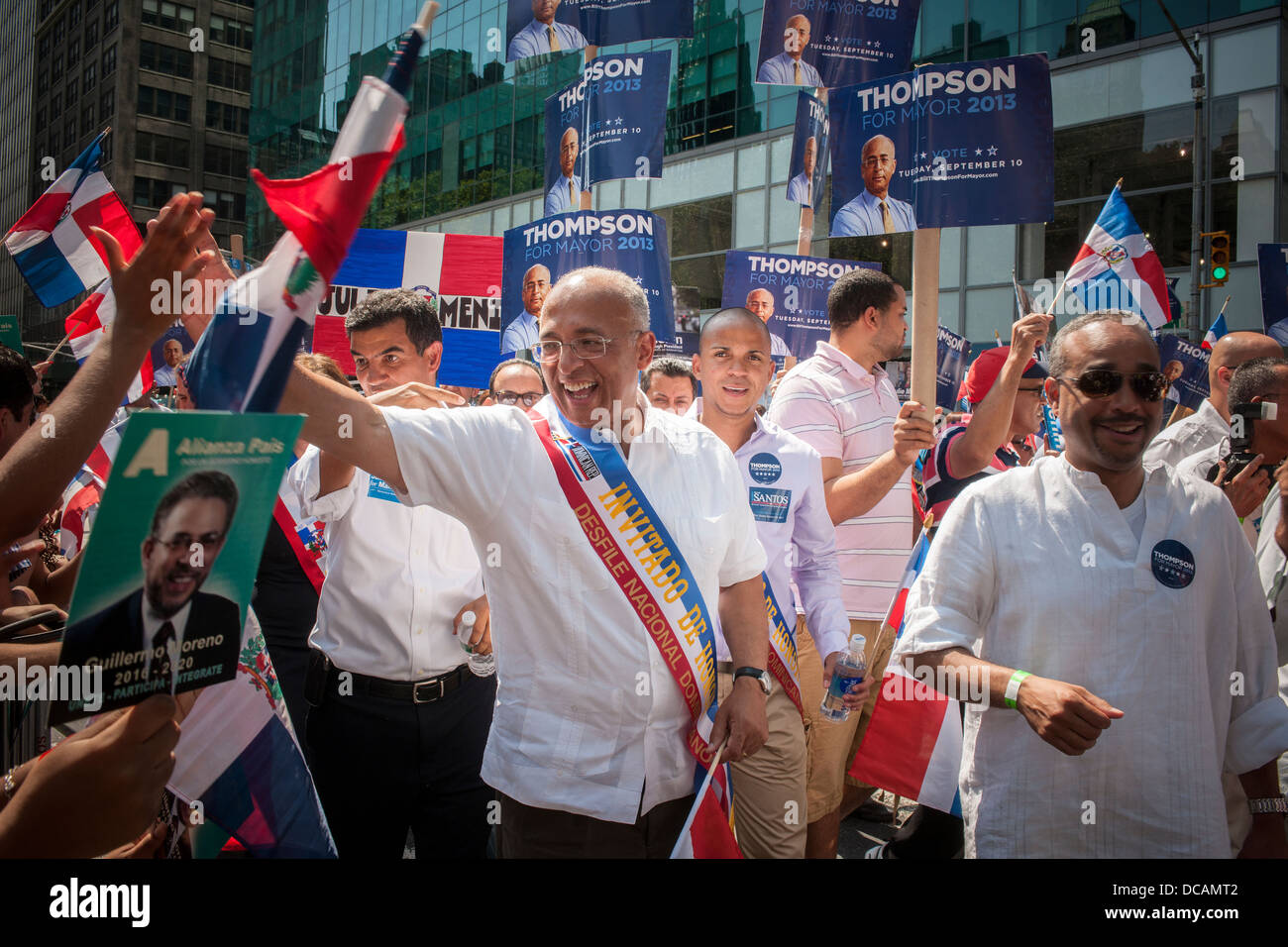 NYC Mayoral candidato William Thompson campagne nel giorno Dominicana Parade di New York Foto Stock