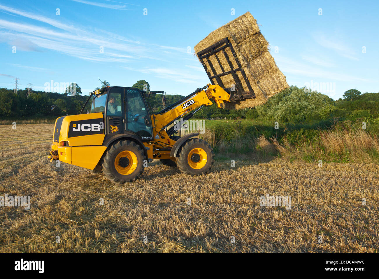 Impilatura di balle di paglia con un JCB TM 130s durante il raccolto REGNO UNITO Foto Stock