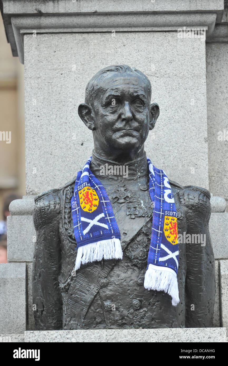 Trafalgar Square, Londra, Regno Unito. Il 14 agosto 2013. Statue in Trafalgar Square sono rivestiti di sciarpe come Scozia fans assemblare prima tonights amichevole con Inghilterra a Wembley. Matteo Chattle/Alamy Live News Foto Stock