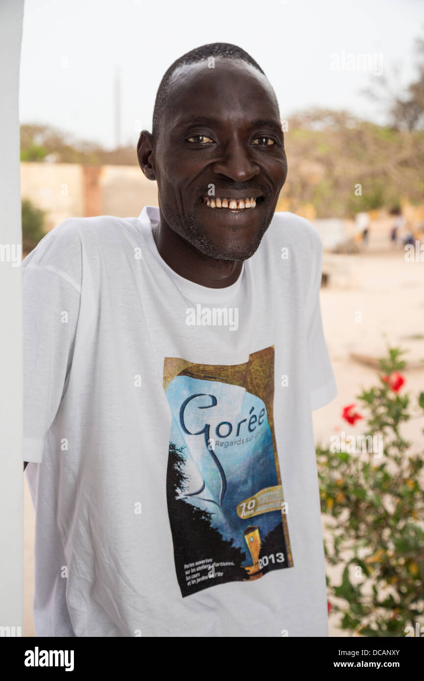 Un residente di Goree del Wolof gruppo etnico, originariamente da nord di Dakar. Isola di Goree, Senegal. Foto Stock