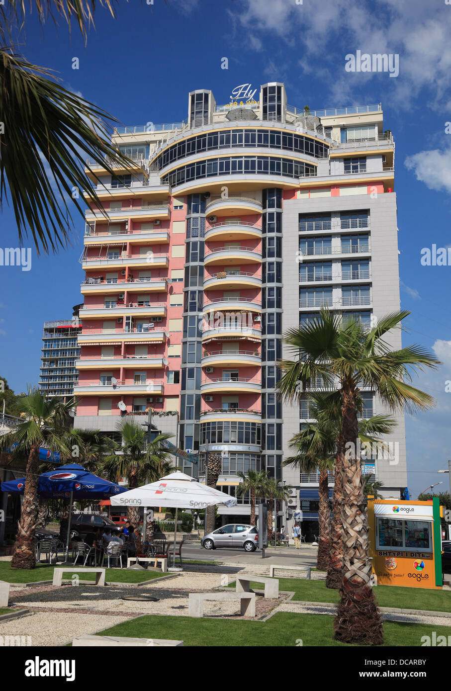 Durazzo, la seconda città più grande dell'Albania, l'edificio a Mosca Foto  stock - Alamy