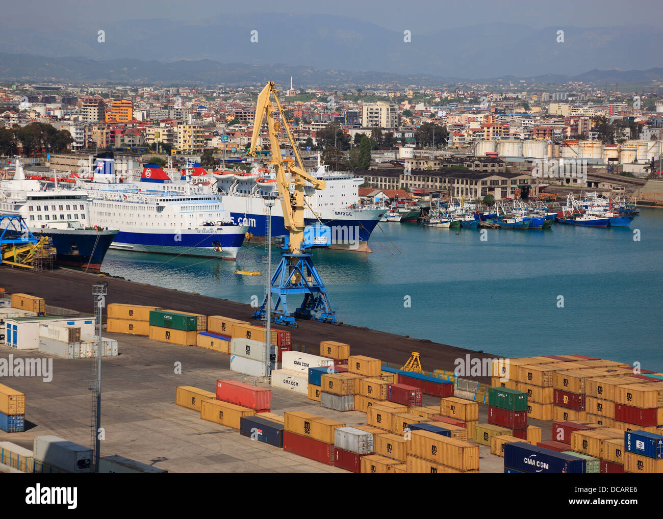 Durazzo, la seconda città più grande dell'Albania, il porto e il terminal  per container Foto stock - Alamy