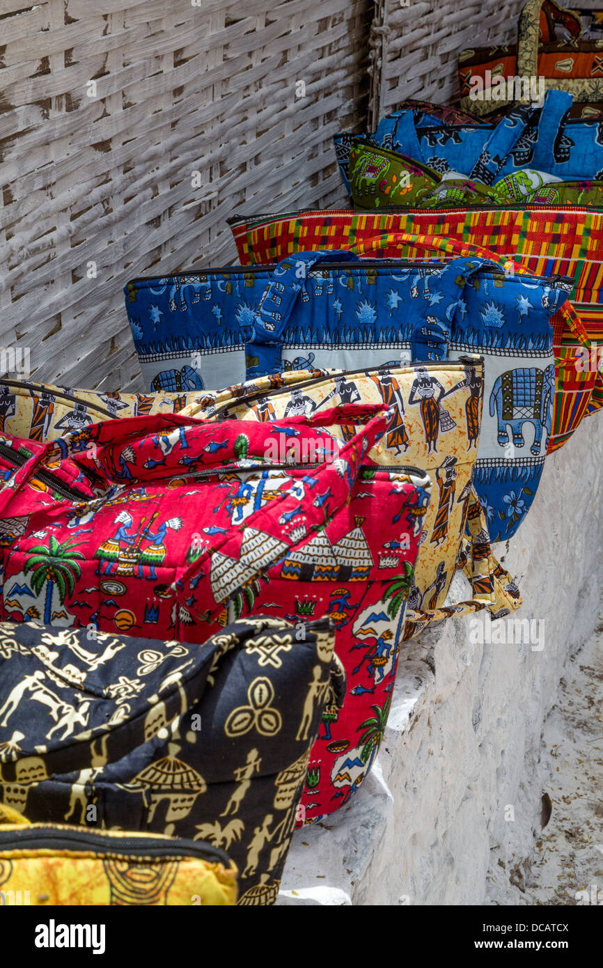 Borse per la vendita, colorati tessuti Africani. Isola di Goree, Senegal. Foto Stock