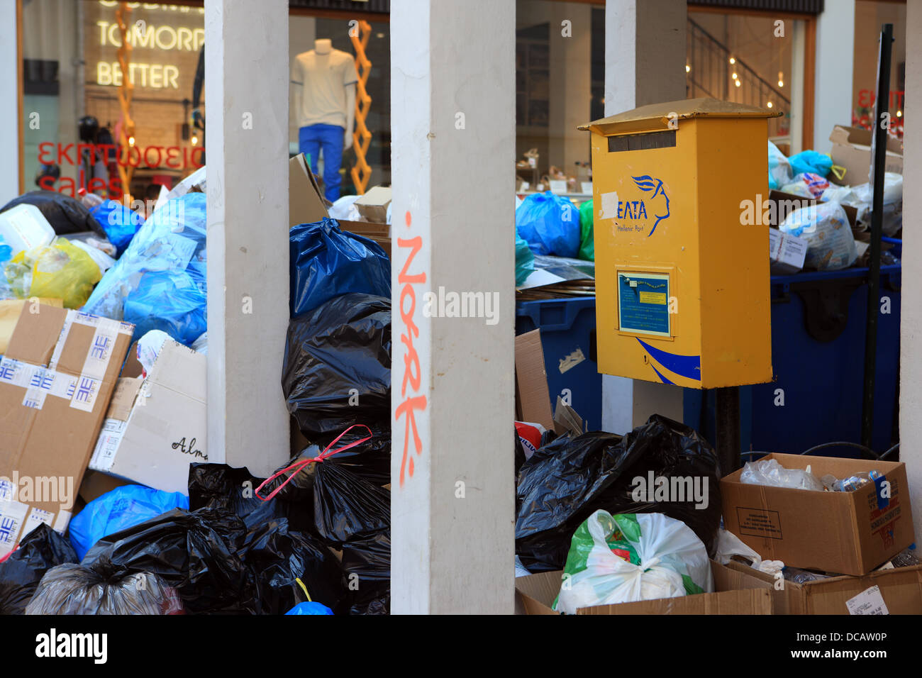 Pile di spazzatura per le strade della città di Corfù durante il bin colpisce gli uomini a causa di tagli del Consiglio Foto Stock