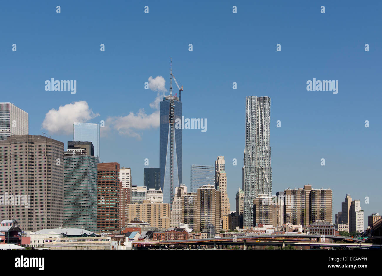 La parte inferiore di Manhattan skyline visto da East River. One World Trade Center, 'libertà' Torre in distanza. New York City, NY, STATI UNITI D'AMERICA Foto Stock