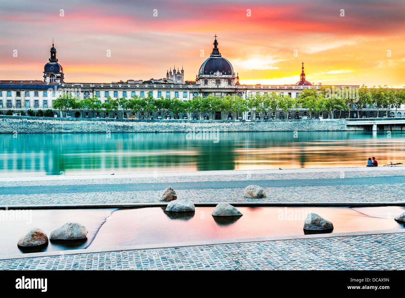 Vista notturna dal Rodano nella città di Lione con Hotel Dieu e Cattedrale di Fourviere, Francia Foto Stock