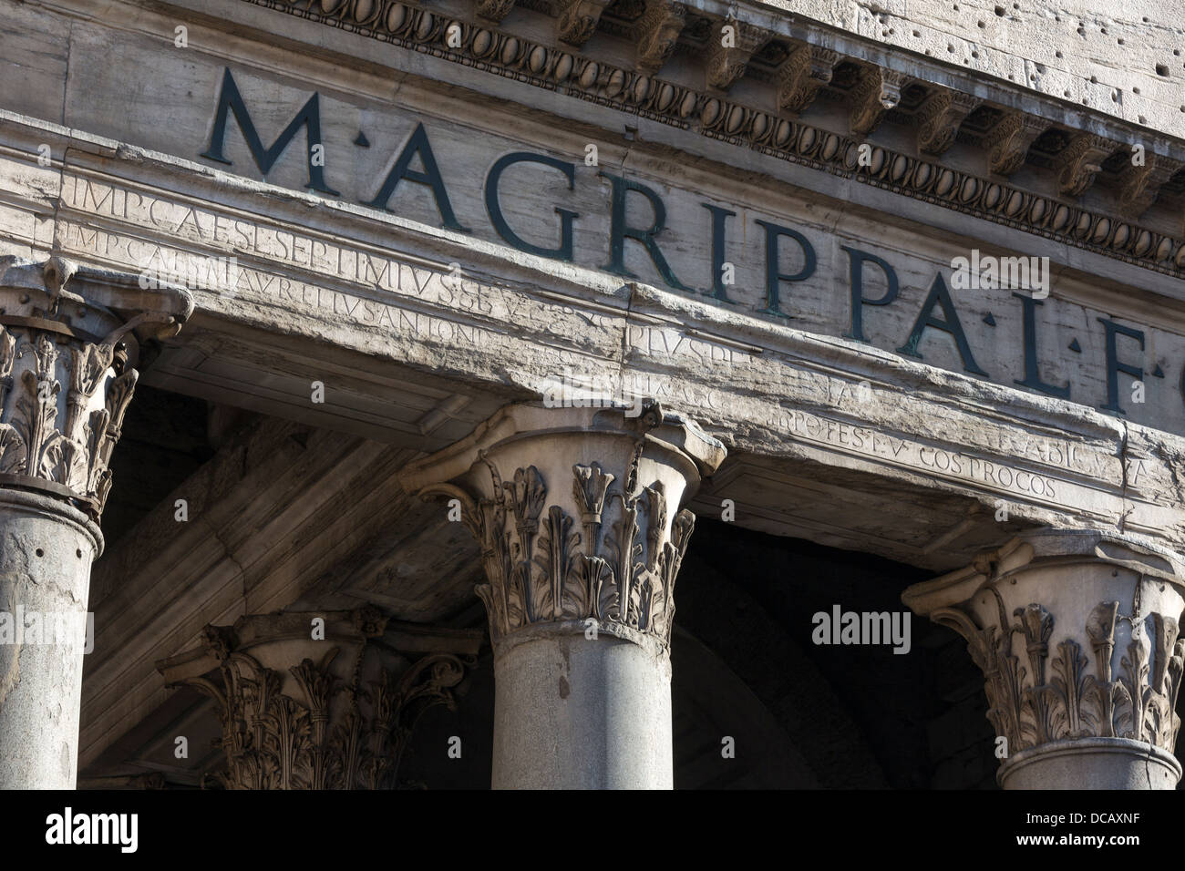 Dettaglio di iscrizione sul frontone del Pantheon di Roma, Italia Foto Stock