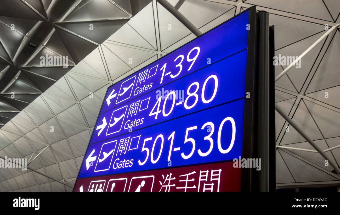 Cancelli d'imbarco segni in aeroporto di Hong Kong Foto Stock