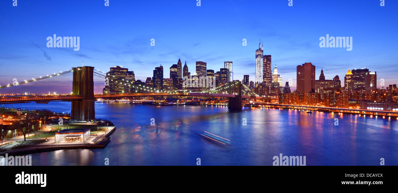 La parte inferiore di Manhattan dal di sopra della East River in New York City. Foto Stock