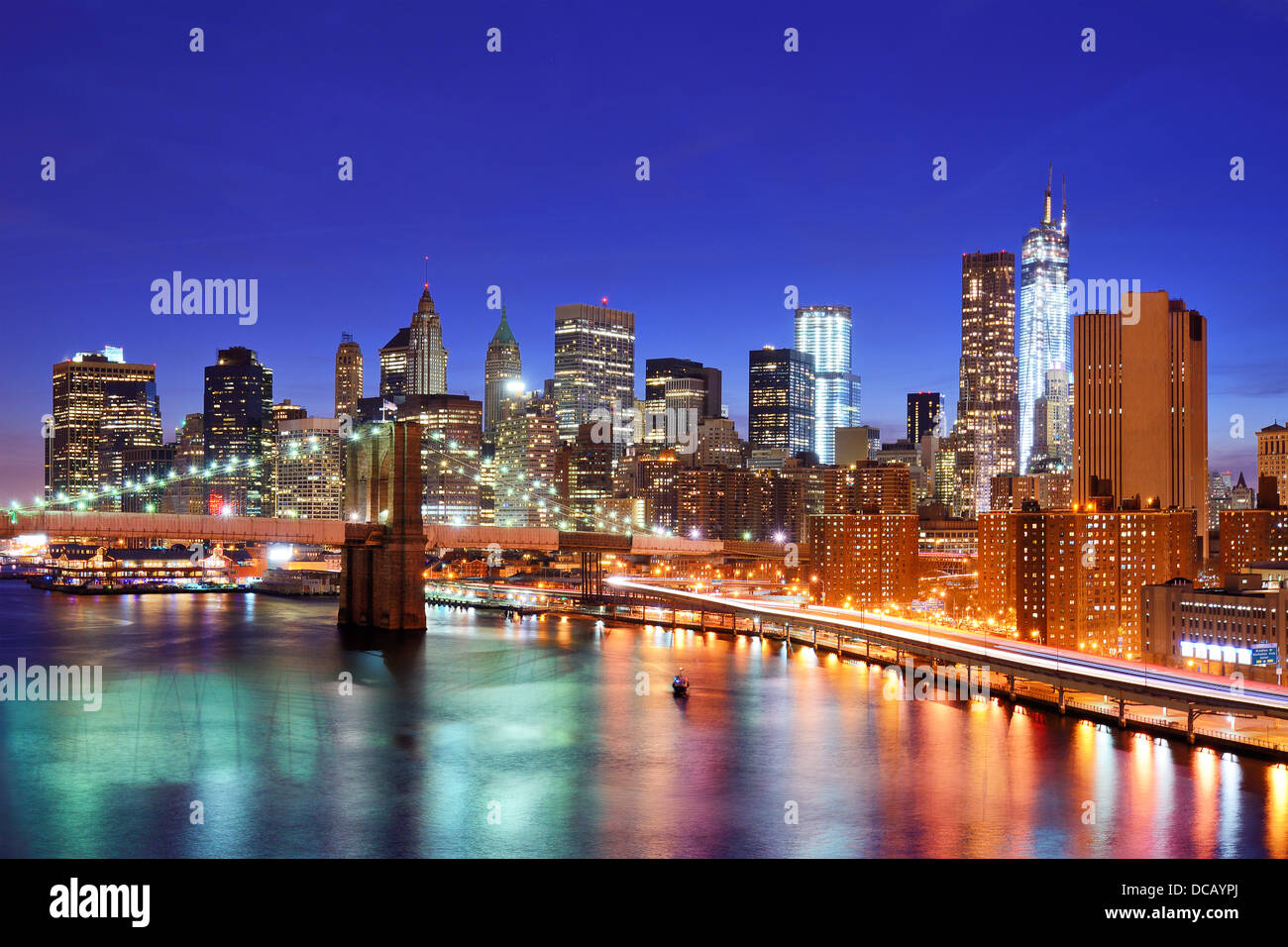 La parte inferiore di Manhattan dal di sopra della East River in New York City. Foto Stock