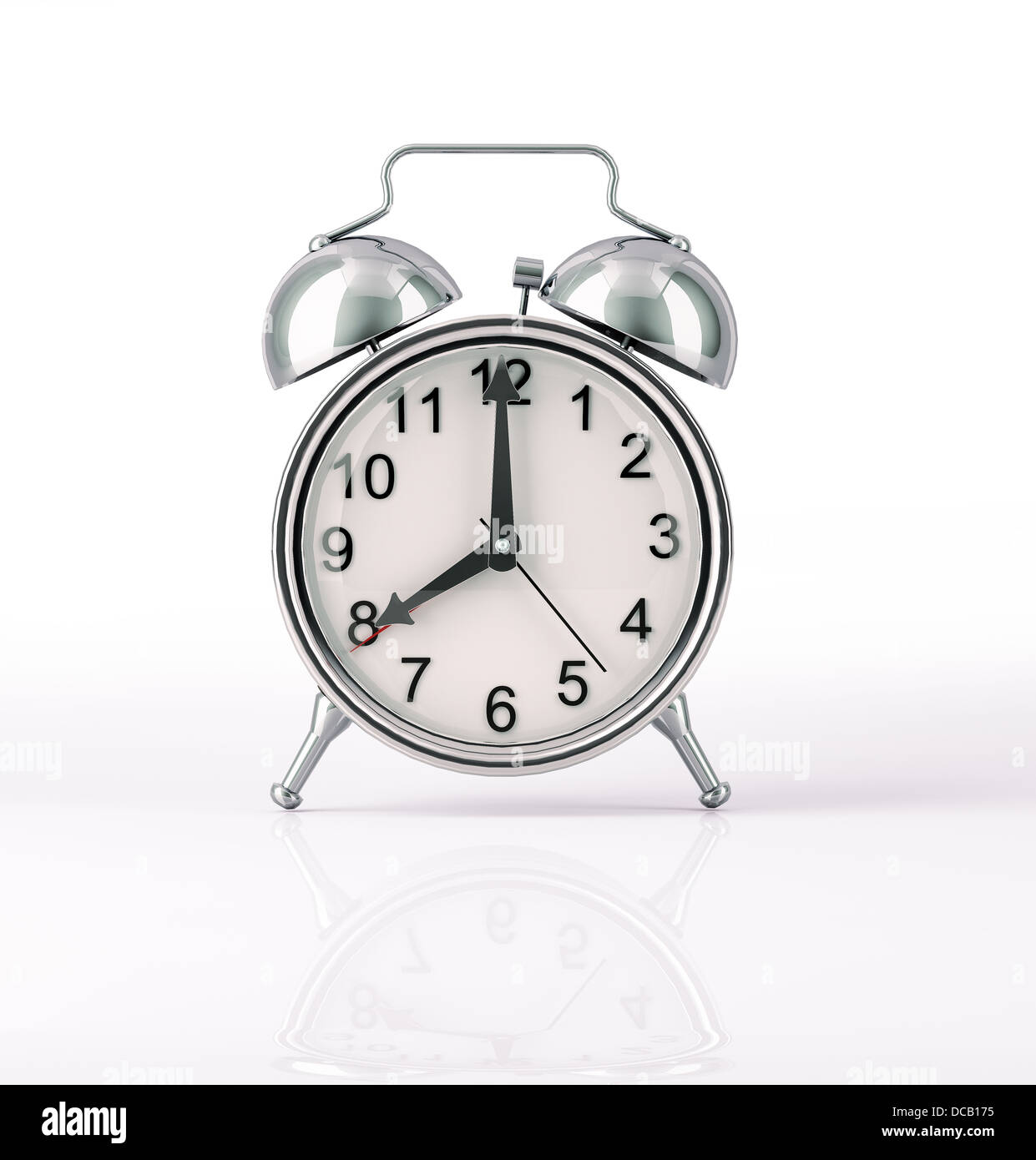 Classic orologio sveglia cromato, vista anteriore su sfondo bianco, con lieve riflesso sulla superficie. Mani a 8 del quadrante di un orologio. Foto Stock