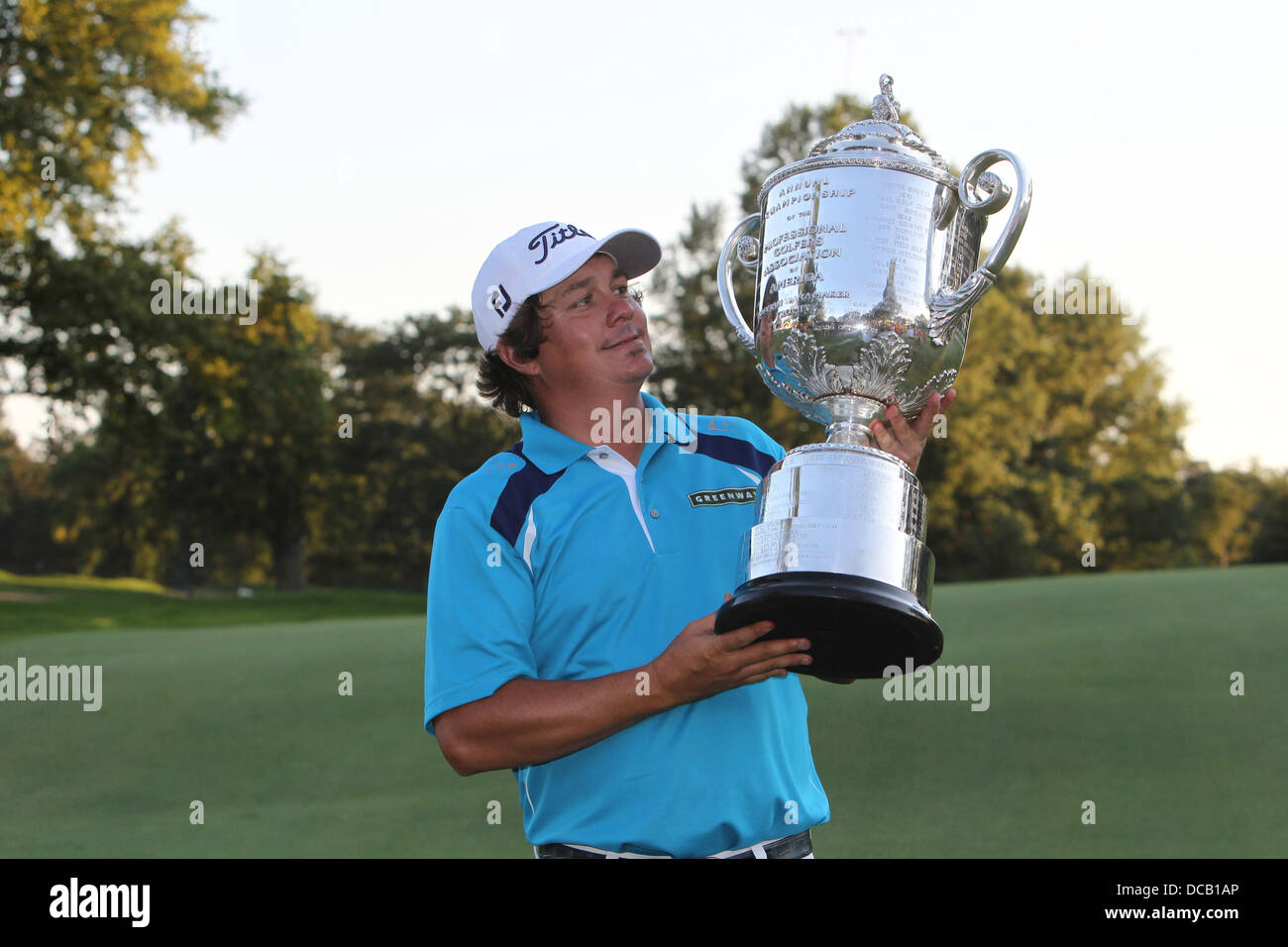 11.08.2013. Rochester, NY, STATI UNITI D'AMERICA. Jason Dufner detiene il trofeo Wanamaker dopo aver vinto la 95th campionato di PGA durante il round finale a Oak Hill Country Club a Rochester, New York. Foto Stock