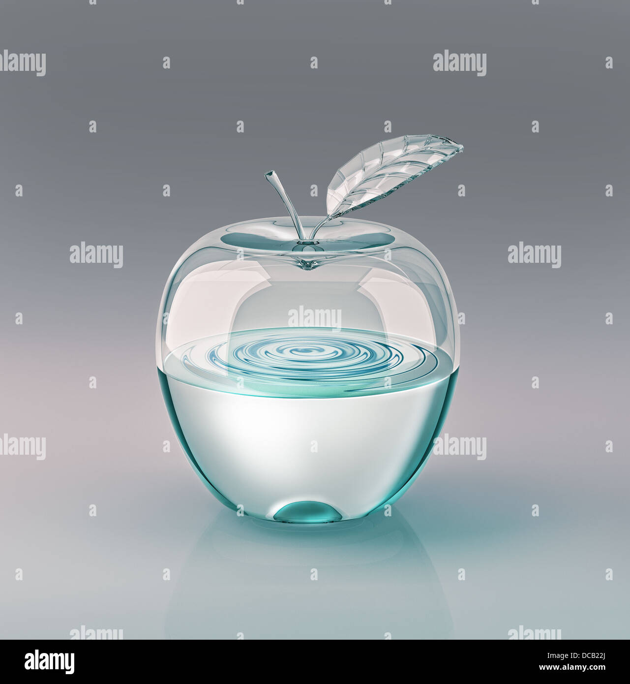 Apple con foglia, fatta di vetro e mezzo riempito di acqua limpida. Su grigio sfondo neutro. Con percorso di clipping incluso. Foto Stock