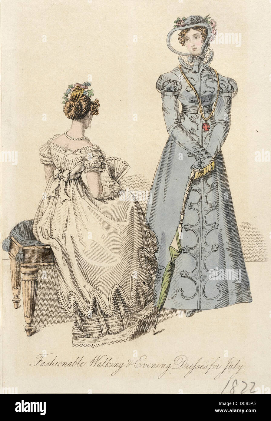 Questo piatto alla moda di LACMA presenta abiti da passeggio e da sera popolari a luglio di un anno specifico. Riflette l'eleganza della moda del XIX secolo con un'attenzione particolare all'abbigliamento da giorno e da sera. Foto Stock