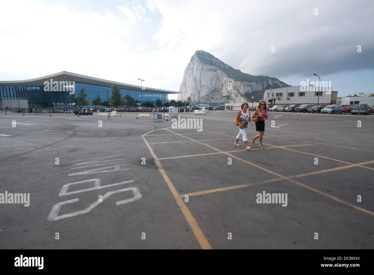 Gibilterra. Il 14 agosto 2013. Aumento delle tensioni tra i governi britannico e spagnolo dopo la Spagna ha imposto ulteriori controlli di frontiera come la Gran Bretagna invia navi da guerra a Gibilterra Credito: amer ghazzal/Alamy Live News Foto Stock