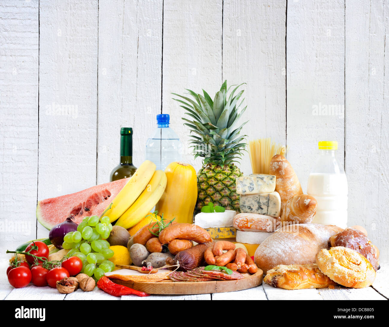 Varietà di prodotti alimentari frutta verdura carne formaggio e pane Foto Stock