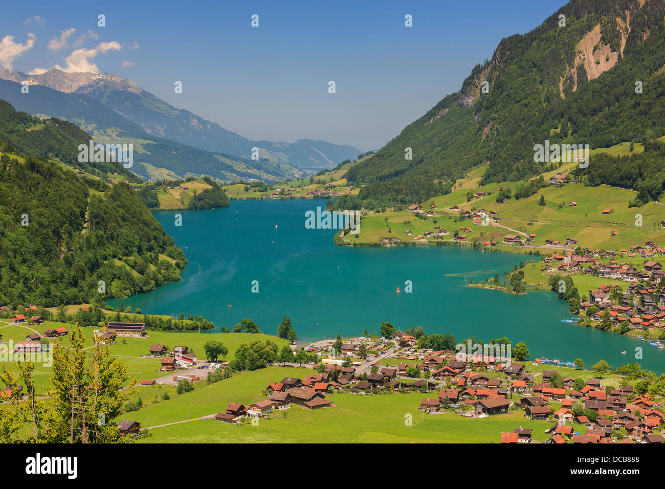 Vista su Lungern e il Lago prese dal Pass Brunig, Svizzera Foto Stock