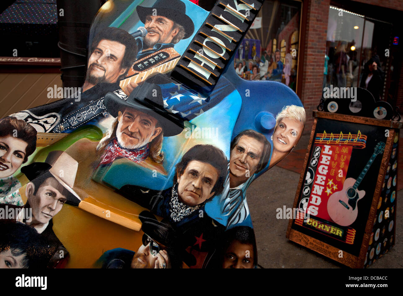 Honky Tonk Heroes dipinta su un grande monumento di chitarra su Broadway in Nashville Tennessee USA Foto Stock