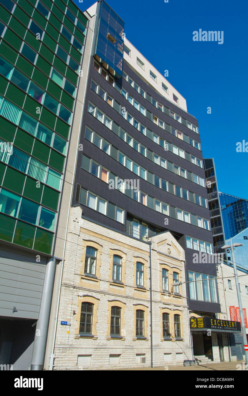 Vecchia facciata a sinistra dietro il nuovo ufficio blocchi Tallinn City business district Estonia Paesi Baltici Europa Foto Stock