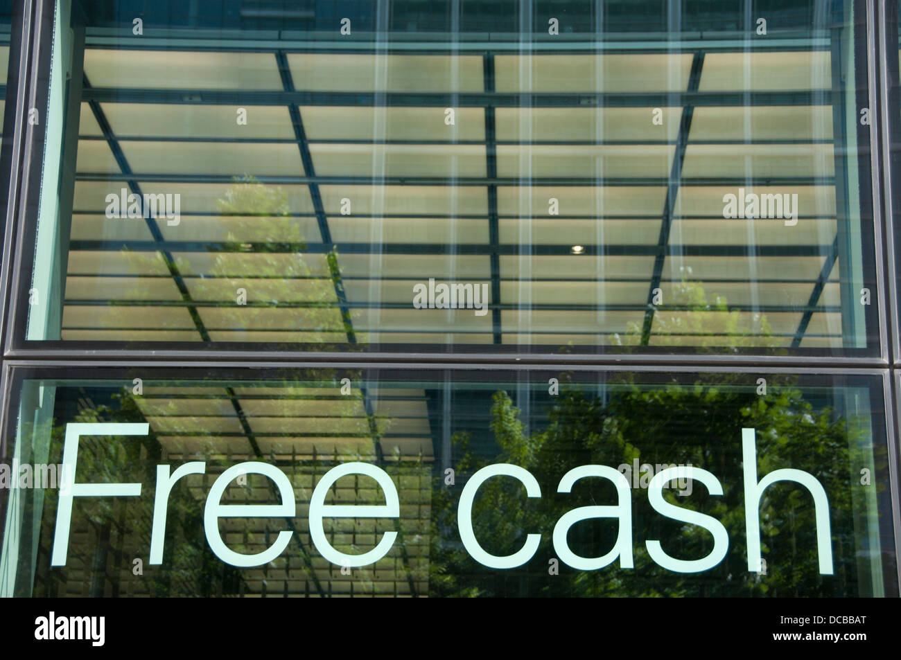 Canary Wharf, Londra. Segno sopra bancomat dicendo "Free cash". Foto Stock