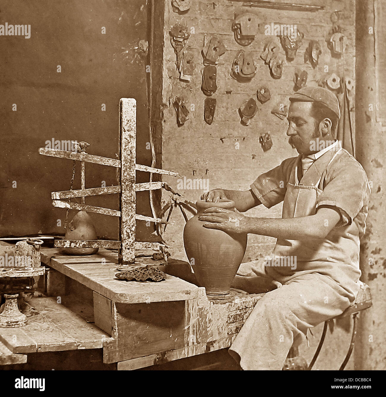 Lambeth Doulton Faience factory - gettando - periodo Vittoriano Foto Stock